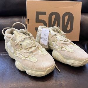 Men’s Yeezy/Adidas Size 8.5 Sneakers (with box)